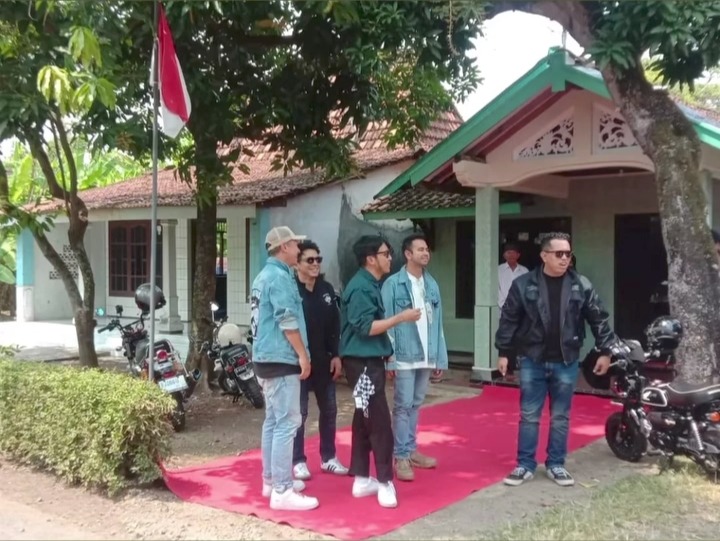 BERKUMPUL: Raffi Ahmad, Gading Marten, Desta, Ariel Noah, dan Coki Anwar berdiri di halaman rumah Coki Anwar di Desa Bulumanis Lor, Margoyoso pada Minggu (10/8).
