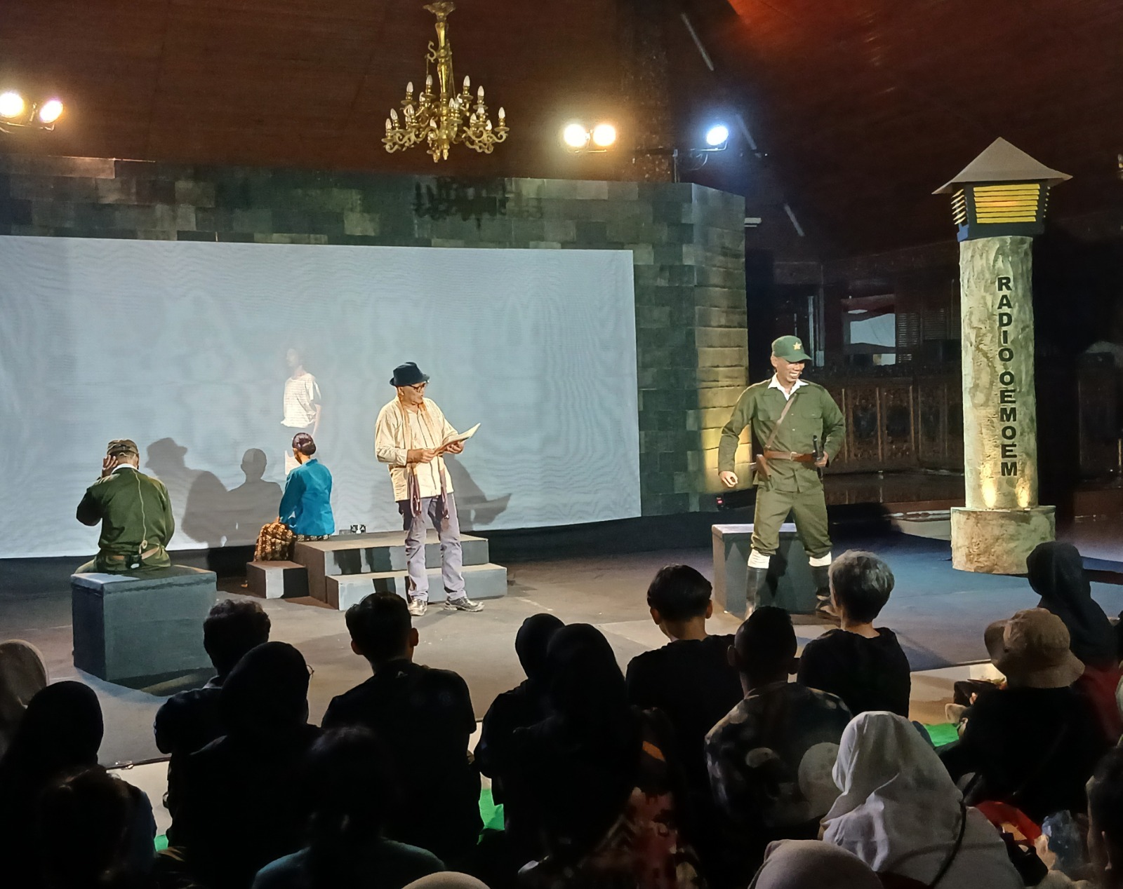 ATRAKTIF: Landung Simatupang (depan dua dari kiri) saat menjadi narator dalam pementasan dramatisasi novel Pramoedya Ananta Toer berjudul Perburuan di Pendopo Kabupaten Blora pada Sabtu (9/08) malam.