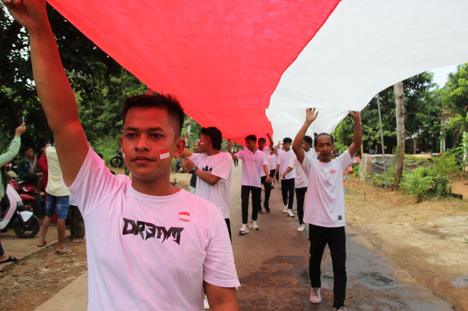 MERIAH: Ribuan terlibat dalam proses kirab Bendera Sang Saka pada Minggu (10/8).