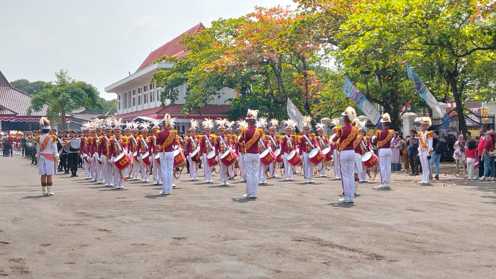Penampilan Marching Band Akademi Kepolisian (Akpol) dimulai dari halaman Pendopo Kabupaten Pati.