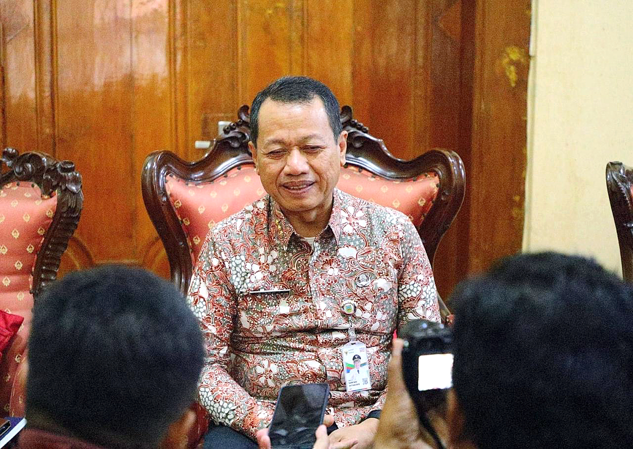 JUMPA PERS: Bupati Kudus Sam&rsquo;ani Intakoris memberikan keterangan diskon pajak.