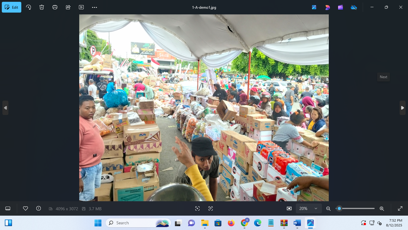 PENYOKONG AKSI: Salah satu posko donasi di kawasan Alun-alun Simpang Lima Pati dipenuhi bantuan logistik seperti air mineral dan makanan kemarin.