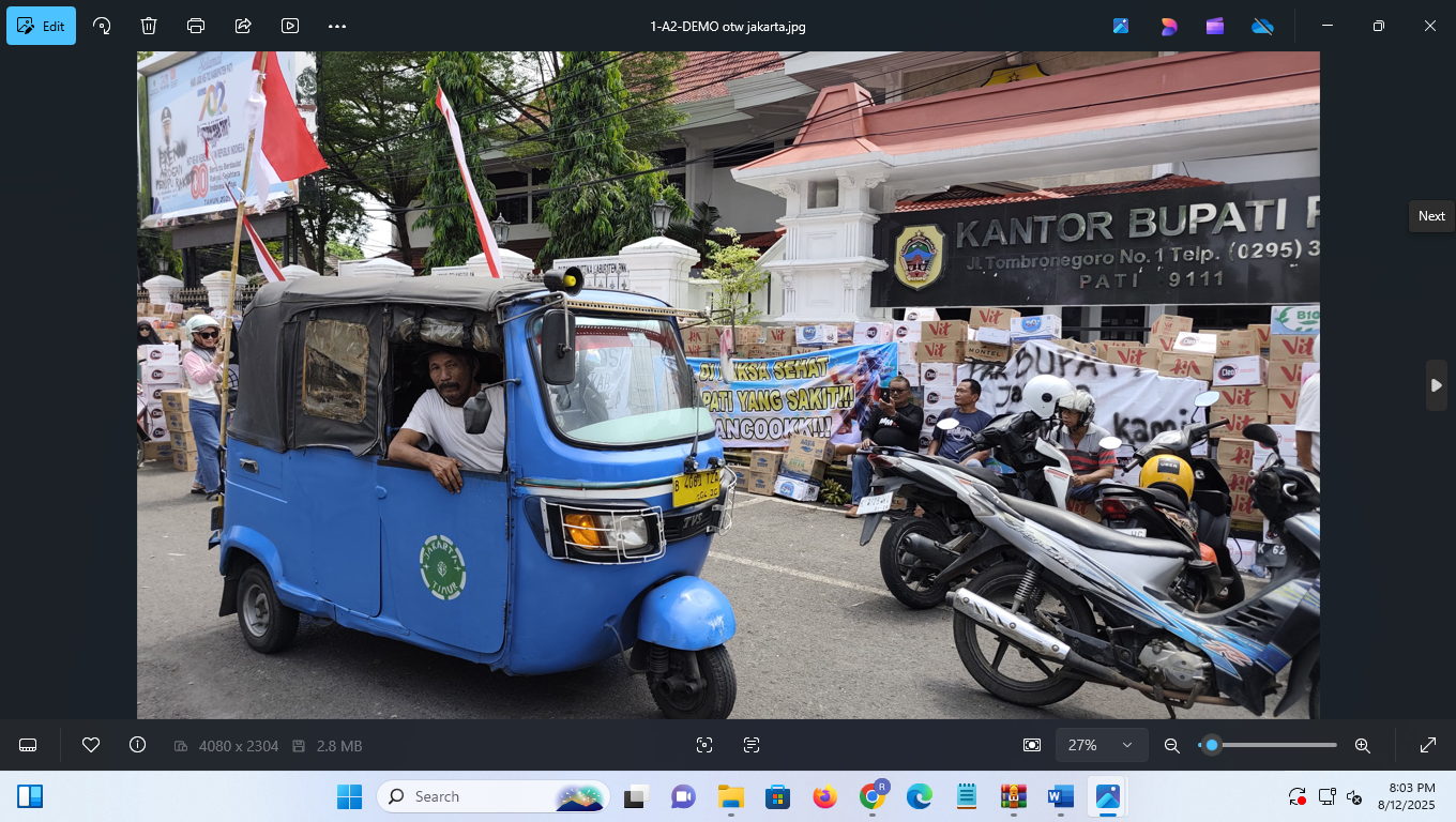 ALTERNATIF: Pengguna jalan melintasi jalur evakuasi demo di Jalan Rogowongso, Pati Kota