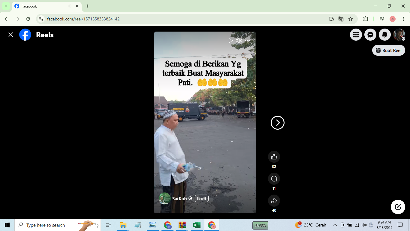 Seorang berkopyah menyiram air doa di lingkungan Pendapa Kabupaten Pati.