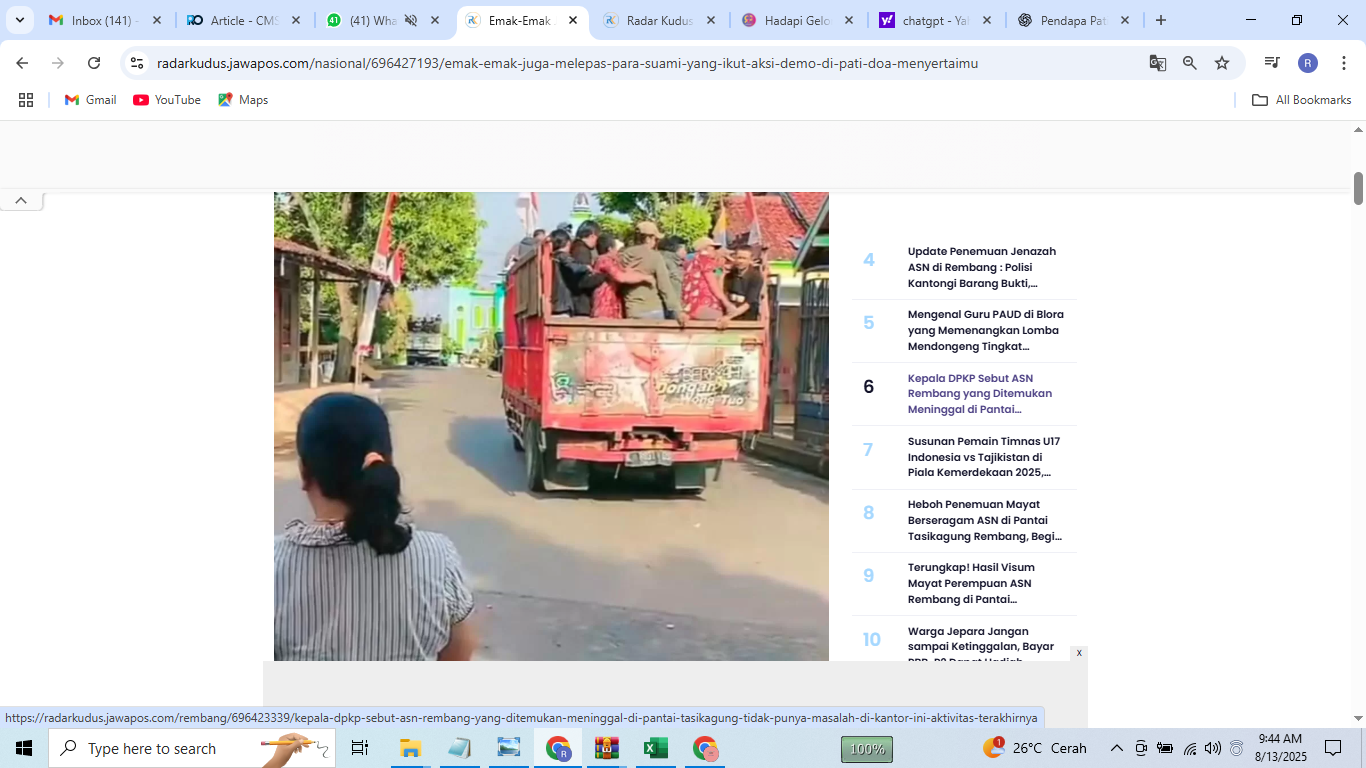 Warga Desa Sitimulyo, Pucakwangi, Pati menaiki truk menuju Alun-Alun Simpang Lima Pati untuk mengikuti aksi massa Rabu, 13/8).