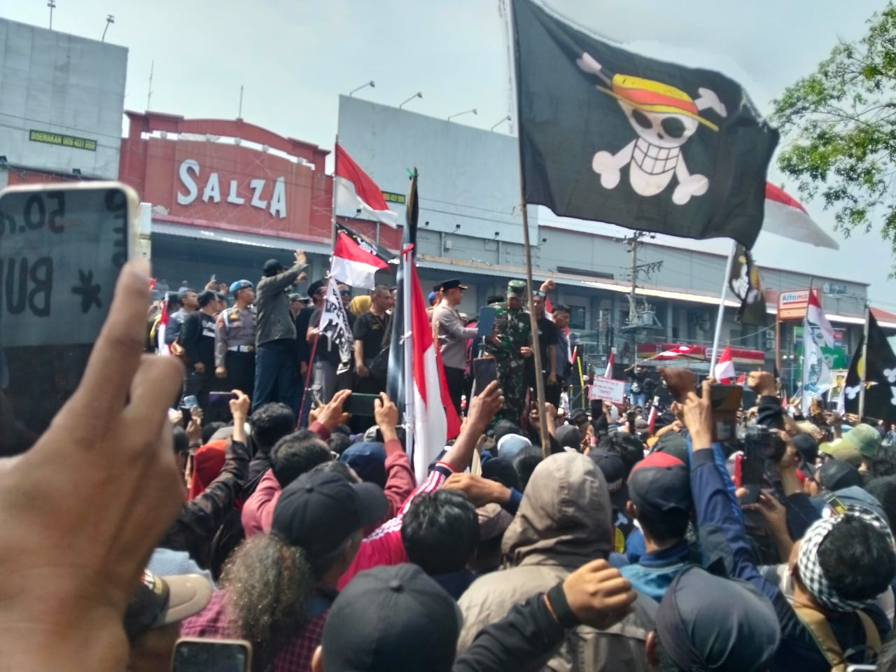 Aksi Massa Pati di depan Kantor Bupati Pati, Rabu, 13/8).