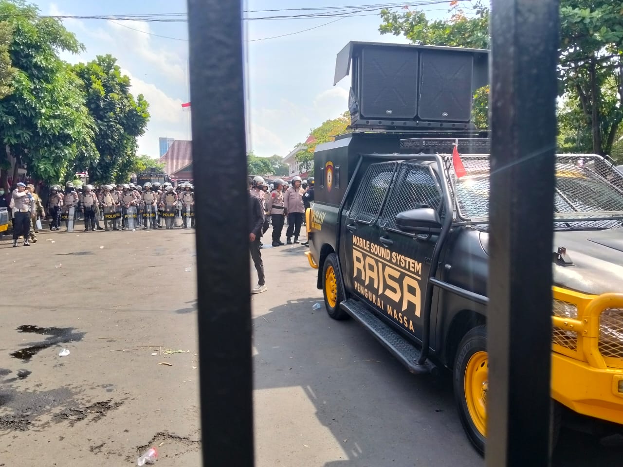 Pasukan antihuru-hara Polresta Pati berjaga di halaman Kantor Bupati Pati pada Rabu, 13 Agustus 2025.