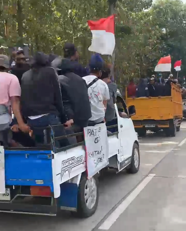 Warga Tlogowungu berbondong-bondong dengan kendaraan roda empat dan membentangkan kain nada protes.