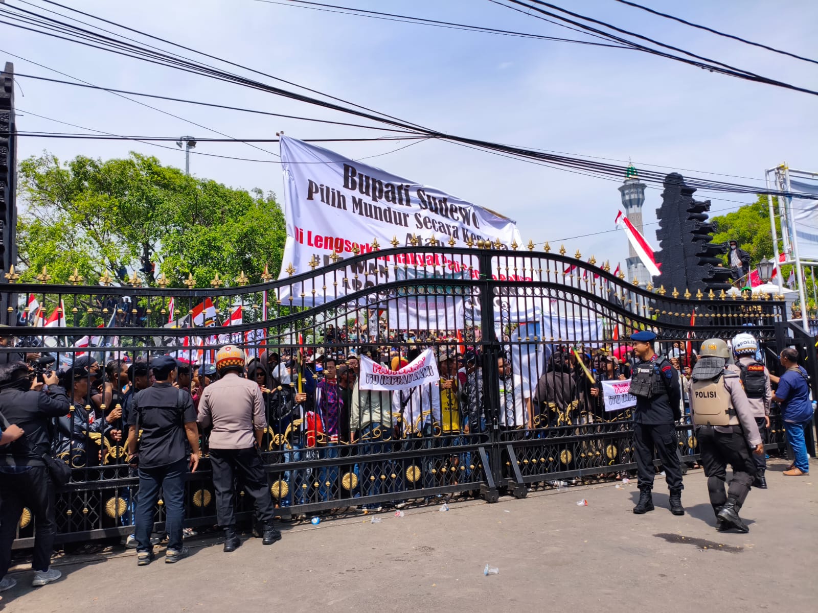 Demo warga Pati pada Rabu 13 Agustus 2025 di depan Kanotr Bupati Pati.