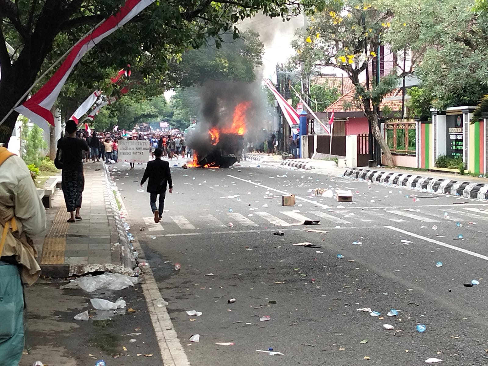 Mobil provos Polresta Pati dibakar massa demonstrasi Pati, Rabu 13 Agustus 2025.