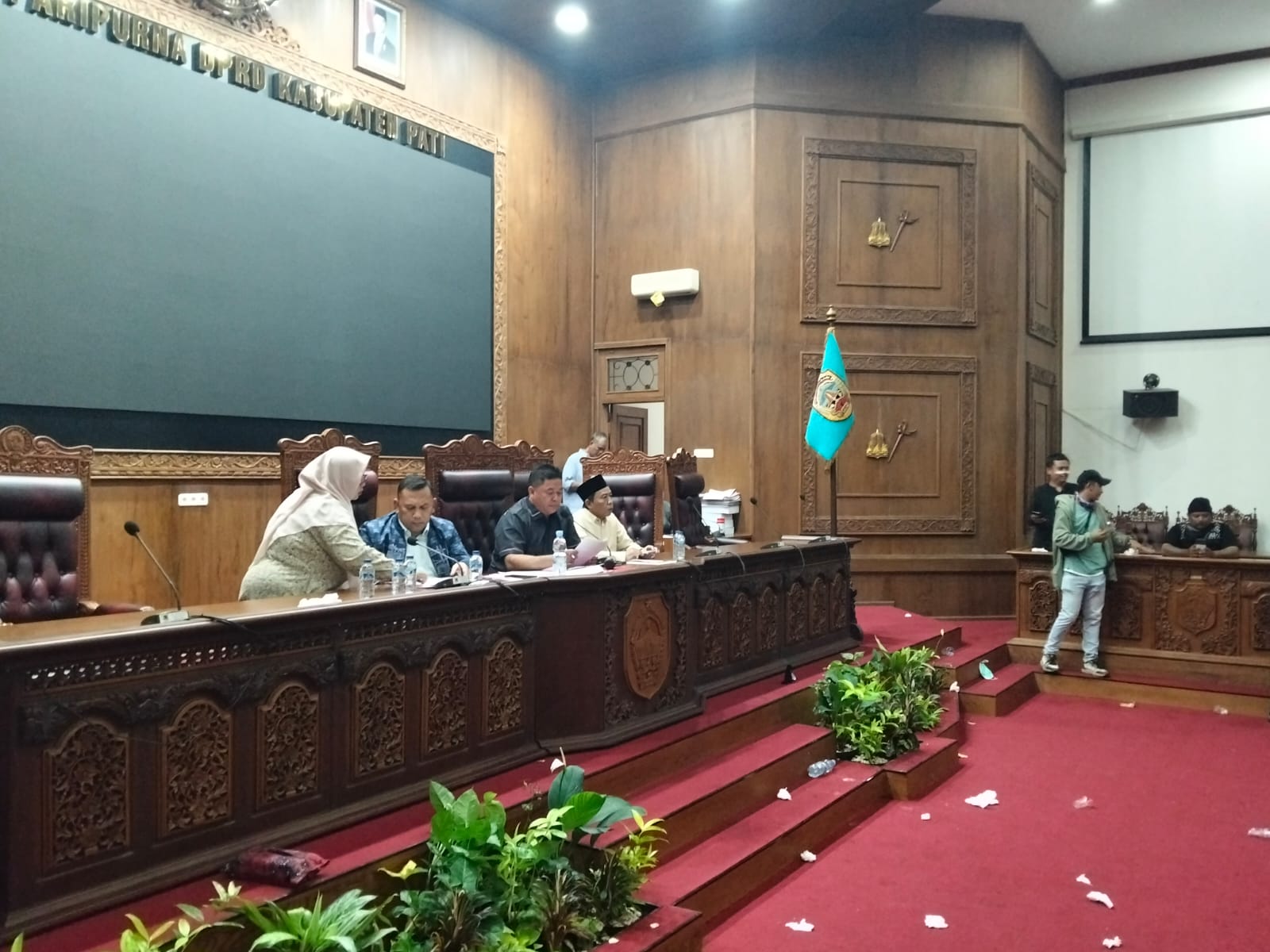 Ketua DPRD Pati Ali Badrudin memimpin rapat paripurna usulan hak angket.