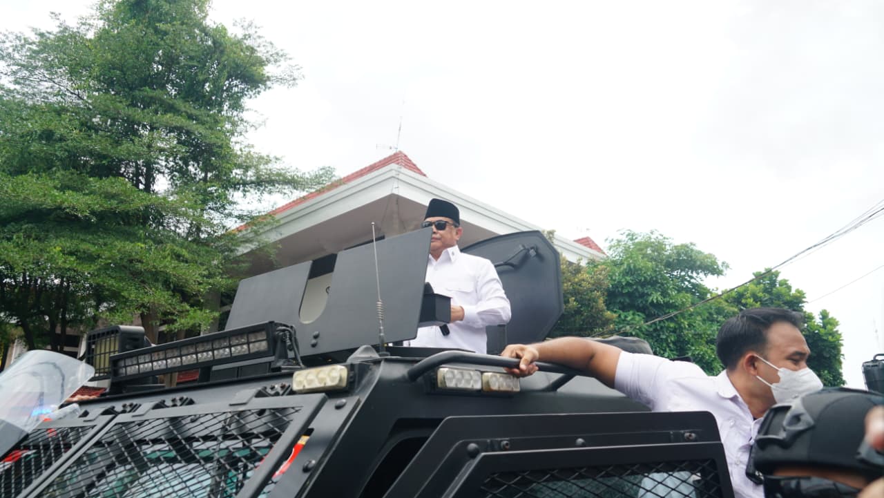 Bupati Pati Sudewo saat menemui massa di halaman pendapa setempat pada Rabu (13/8).