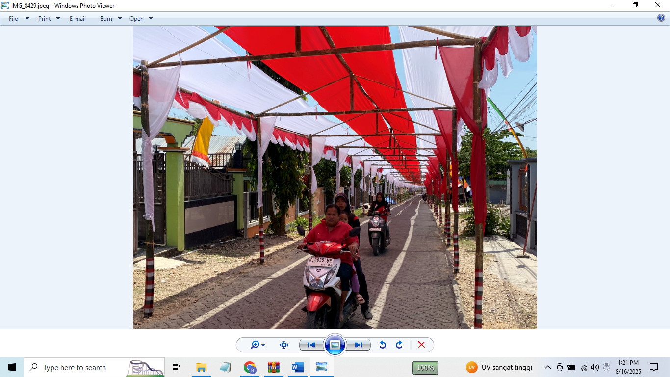 SAMBUT KEMERDEKAAN: Sebuah gang Desa Bangsri, Kecamatan Jepon, Blora dihias bak lorong jalan dengan ornamen merah putih.