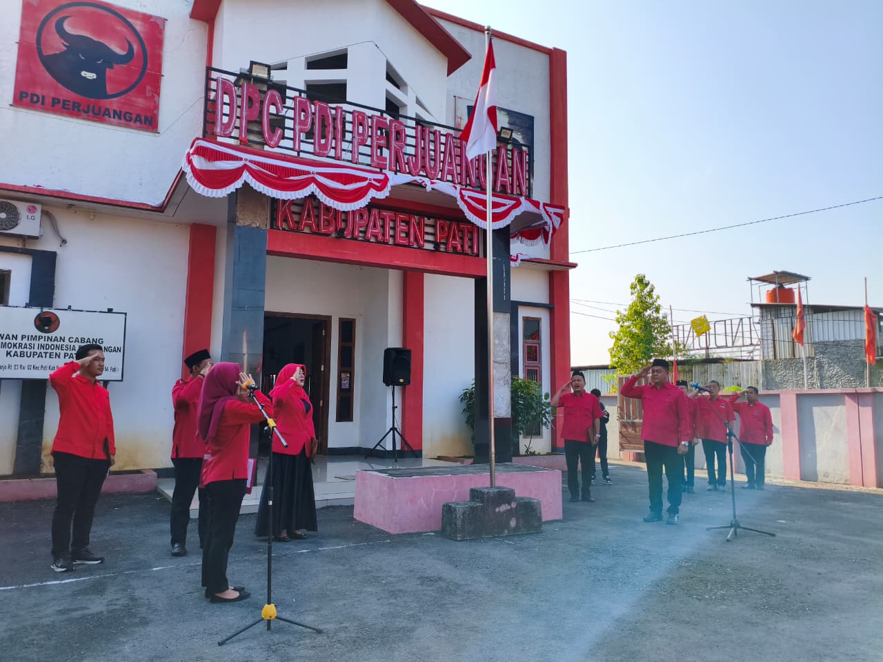Upacara peringatan kemerdekaan Republik Indonesia di halaman kantor DPC PDIP Pati. (ACHMAD ULIL ALBAB/RADAR KUDUS)