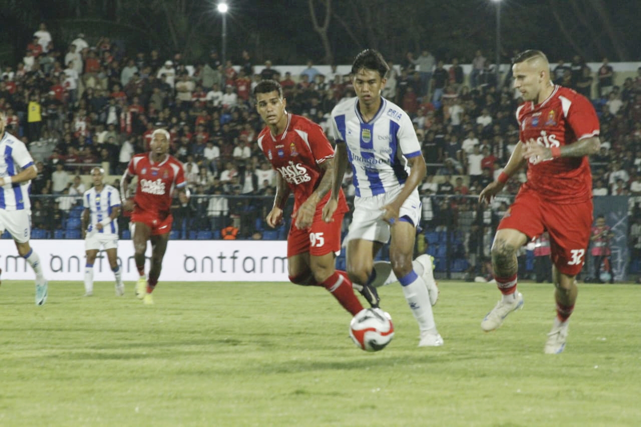 Persijap Jepara berhasil mengalahkan Persib Bandung dengan skor 2-1 di Stadion Gelora Bumi Kartini dalam laga kandang perdana Super League musim 2025/2026. (FIKRI/ RADAR KUDUS)