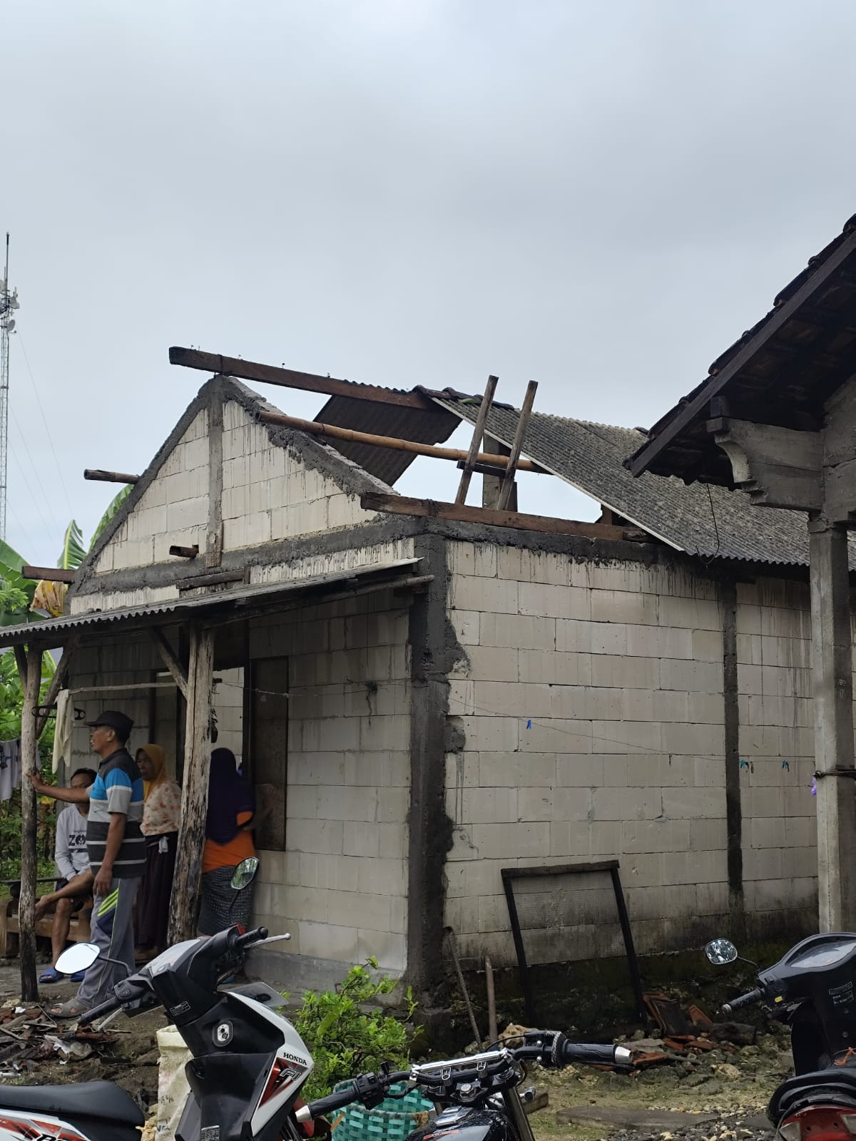 RUSAK: Kondisi atap rumah warga yang terkena dampak angin puting beliung.