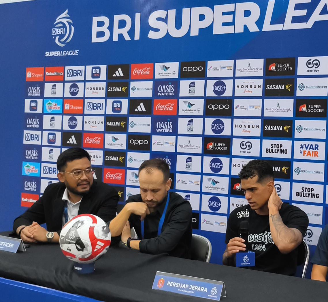 Carlos Franca (kanan) saat konferensi pers usai pertandingan menjamu Persib Bandung (18/8) di Stadion Gelora Bumi Kartini. (ACHMAD ULIL ALBAB/RADAR PATI)