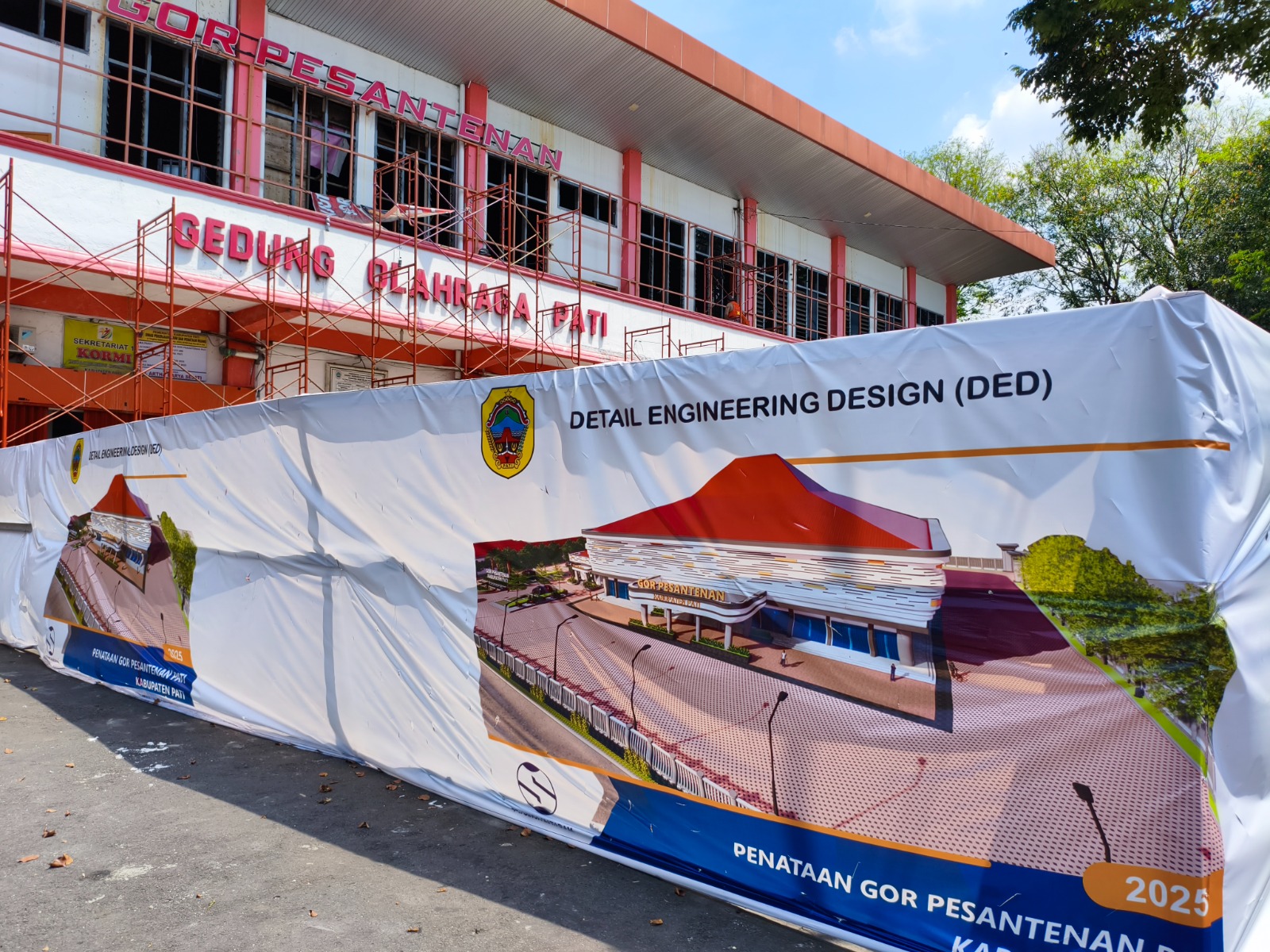 WAJAH BARU : GOR Pesantenan Pati mulai direnovasi dengan anggaran Rp 4,9 miliar. (ACHMAD ULIL ALBAB/RADAR KUDUS)