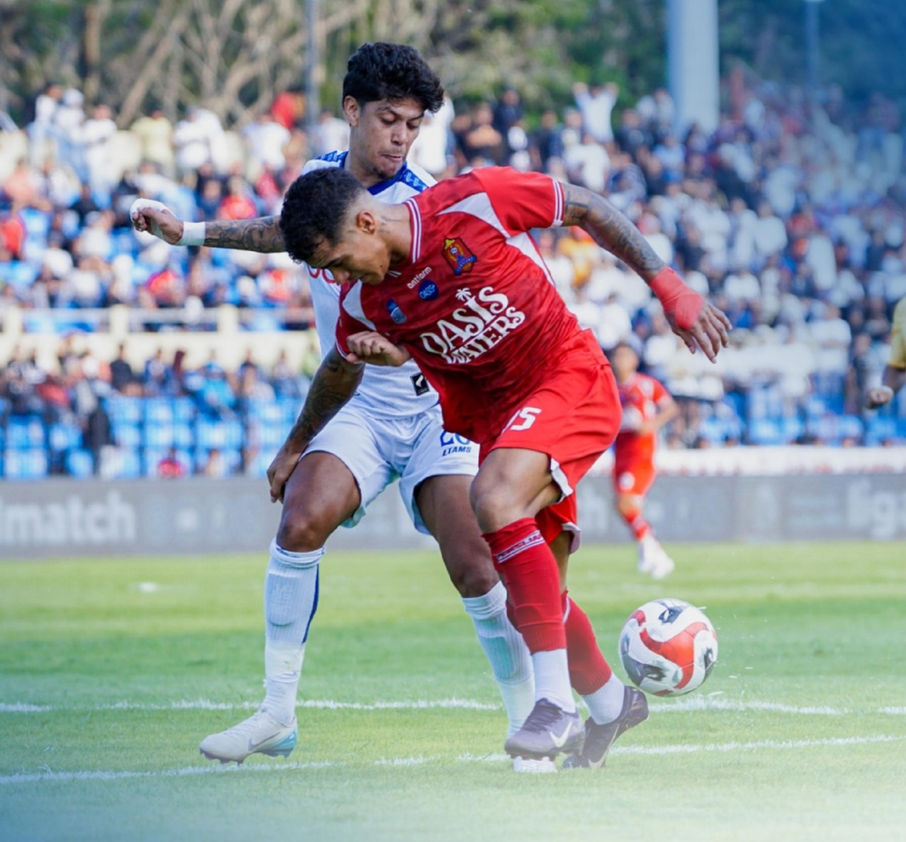 Penyerang sayap Persijap Jepara Carlos Franca berupaya melewati hadapan pemain Arema FC. (DOK LIGA 1)