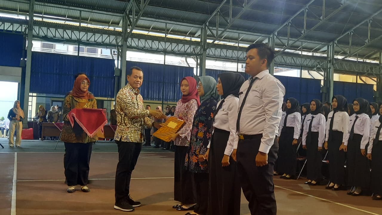 SERAHKAN SK: Bupati Kudus Sam&rsquo;ani Intakoris menyerahkan SK simbolis pada PPPK yang baru dilantik kemarin.(INDAH SUSANTI/RADARPATI.ID)