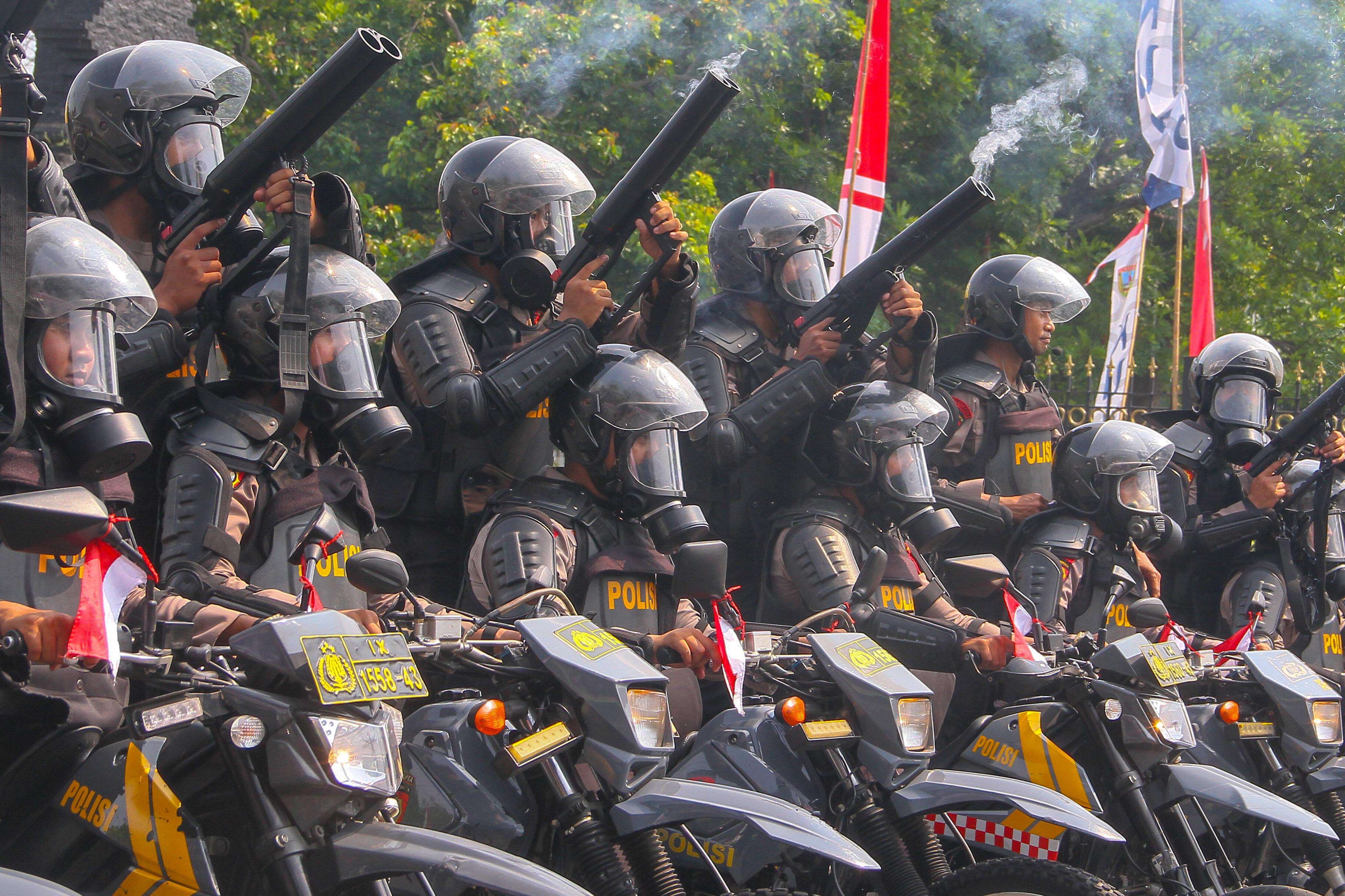 ANTISIPASI: Anggota polisi menyimulasikan pengamanan demo beberapa waktu lalu.