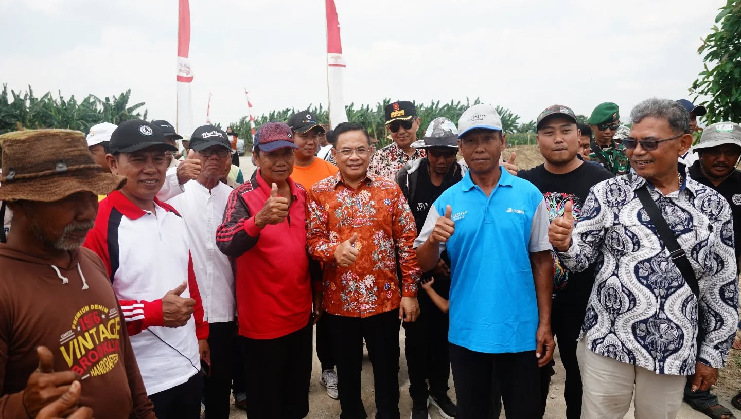 Bupati Pati Sudewo usai meninjau pekerjaan normalisasi Sungai Juwana JU II di Desa Pasuruhan Kayen. (ACHMAD ULIL ALBAB/RADAR KUDUS)