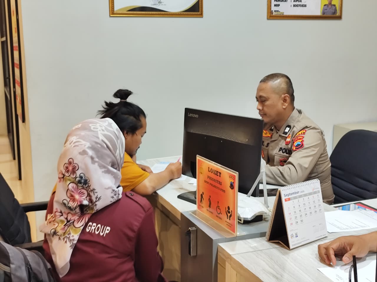 Dua orang jurnalis yang mengalami kekerasan saat meliput rapat pansus hak angket DPRD Pati, Kamis (4/9). (ACHMAD ULIL ALBAB/RADAR KUDUS)