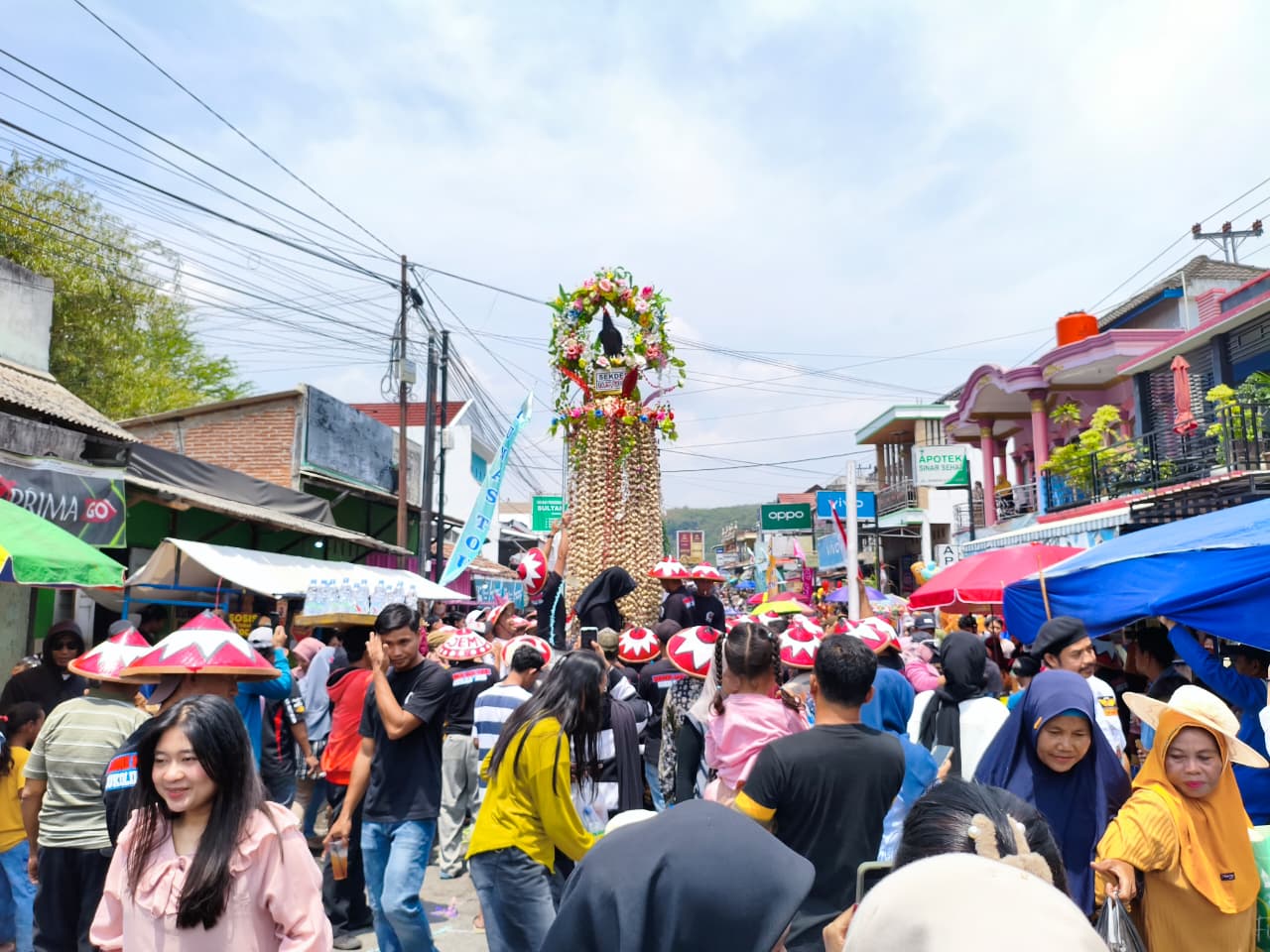 Kemeriahan tradisi Meron dengan gunungan yang unik di sepanjang Jalan Raya Sukolilo  Pati dan halaman Masjid Baitul Yaqin Sukolilo. (ACHMAD ULIL ALBAB/RADAR KUDUS)