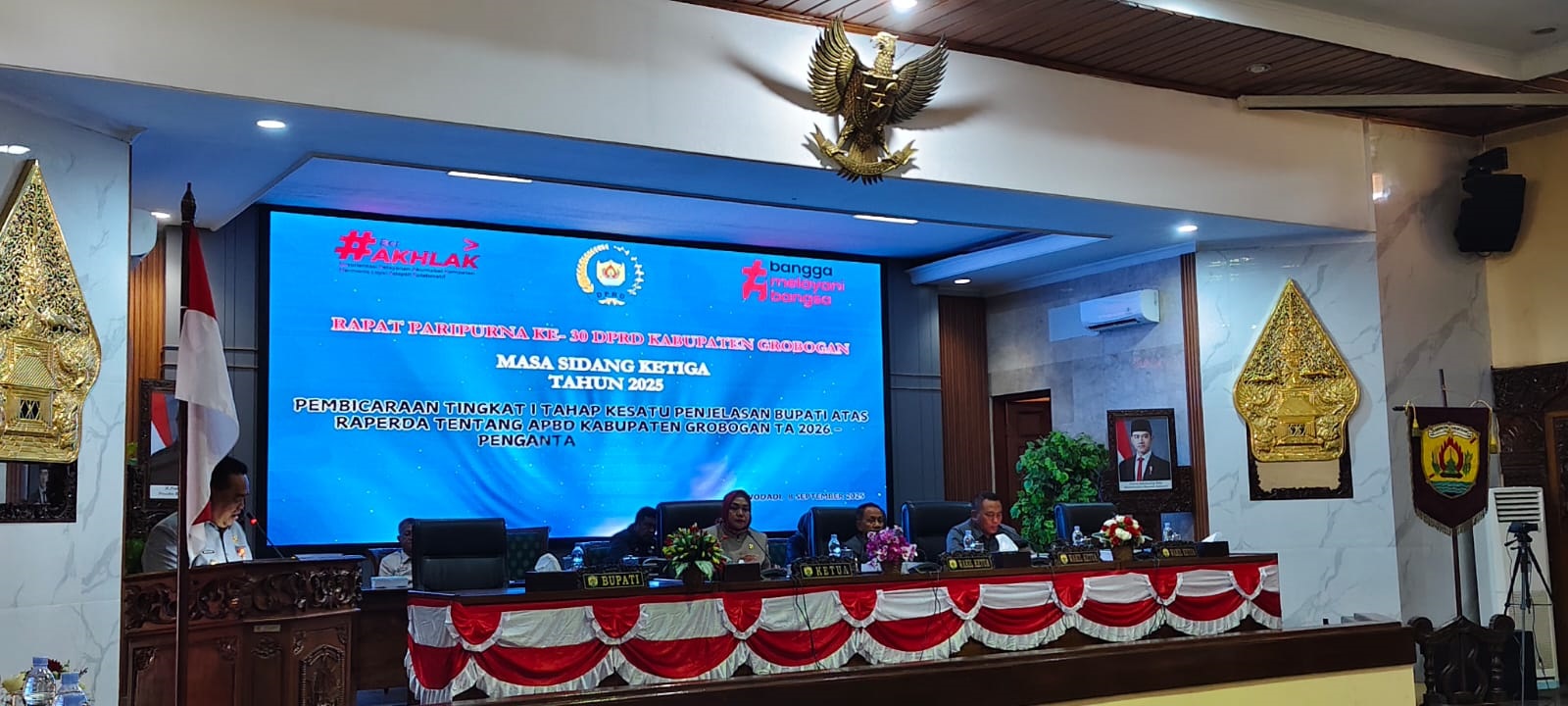 SAMPAIAN LAPORAN: Bupati Grobogan Setyo Hadi membacakan laporan nota keuangan Raperda tentang APBD Grobogan Tahun 2026 di rapat paripurna, Senin (8/9).(SIROJUL MUNIR/RADARPATI.ID)