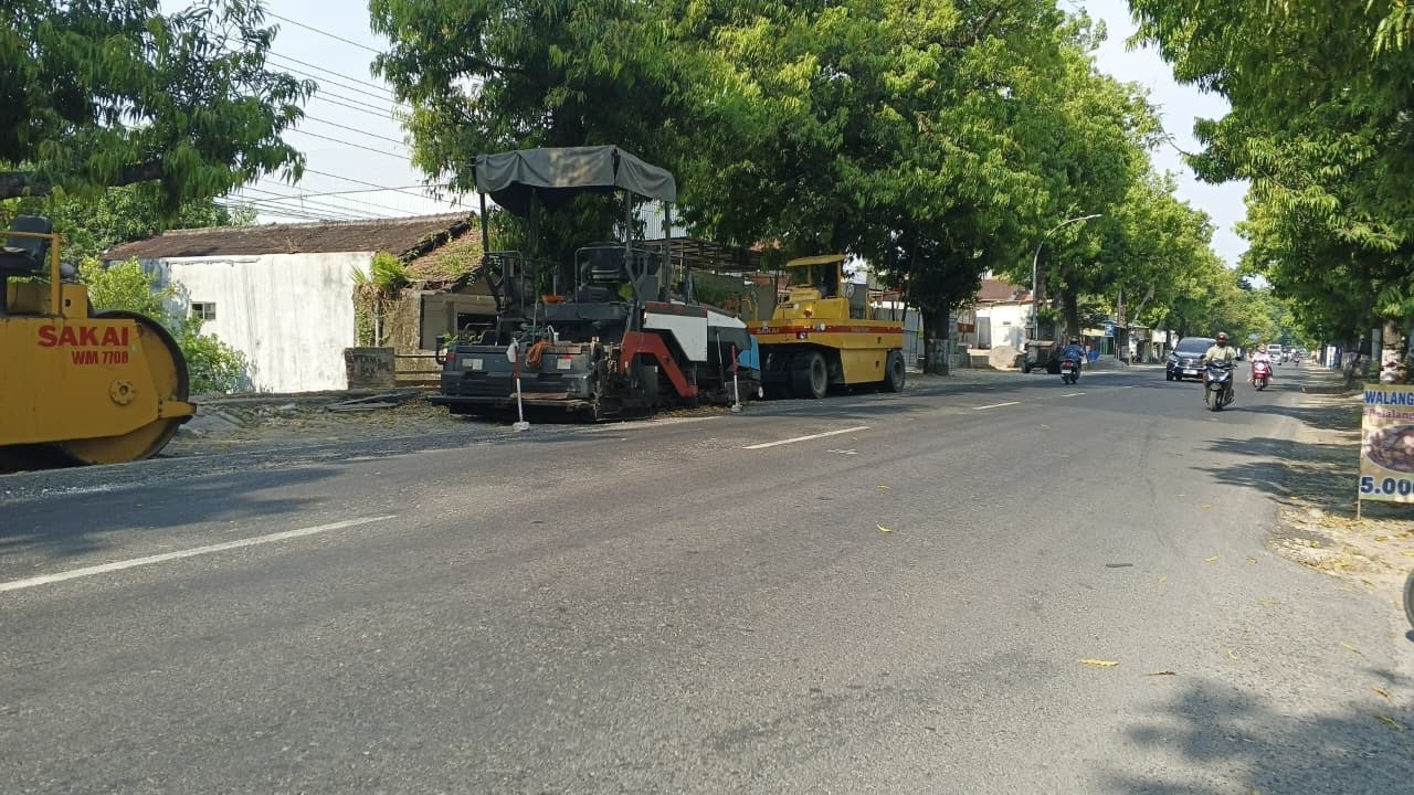 BERJEJER: Alat berat Pengerjaan ruas jalan Gatot Subroto Blora sedang istirahat.(ARIF FAKHRIAN KHALIM/RADARPATI.ID)