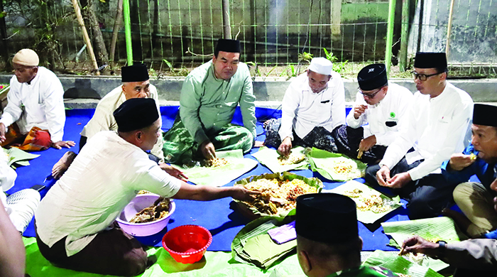 BERSAHAJA: Bupati Blora Arief Rohman (baju hijau) saat makan bersama dalam peringatan maulid nabi di Ponpes Baitul Hikmah.(PROKOMPIM PEMKAB BLORA FOR RADARPATI.ID)