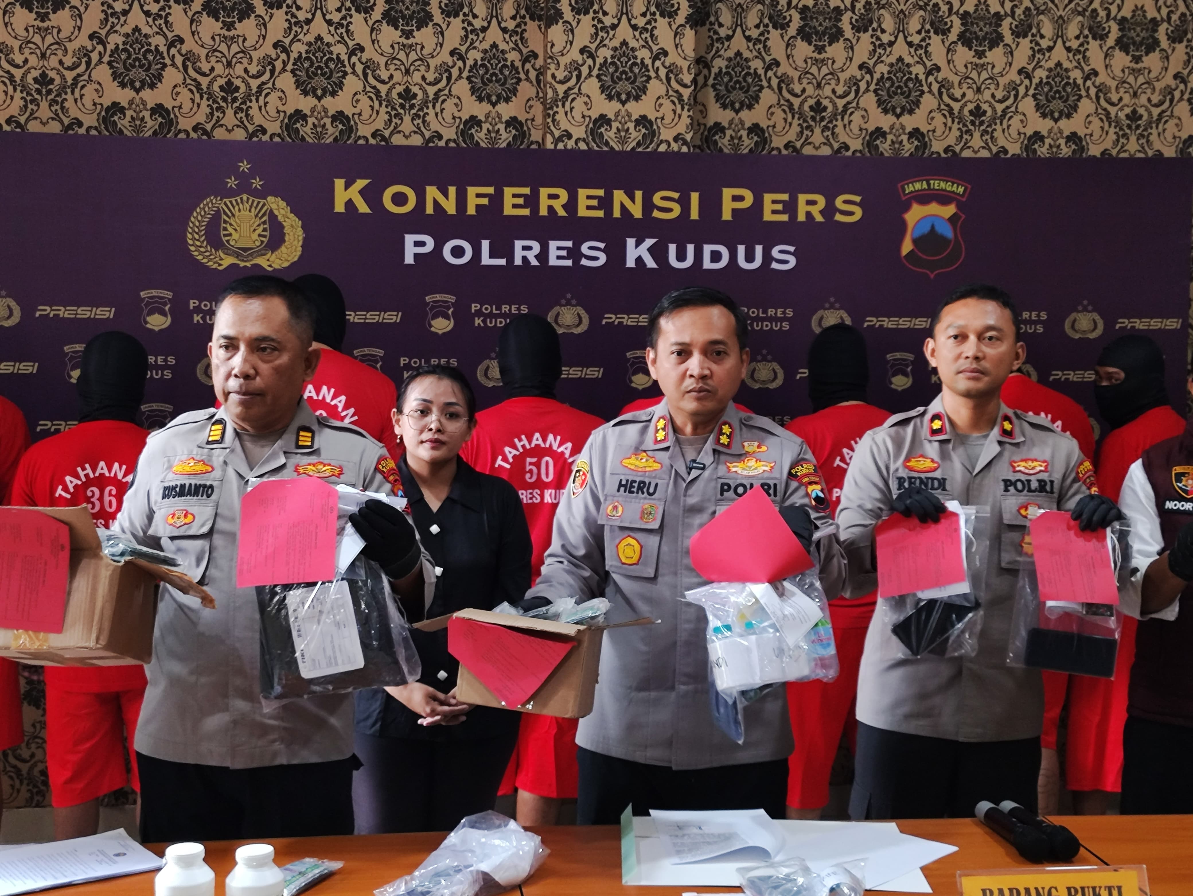 DIBEKU: Kapolres Kudus menunjukkan barang bukti narkoba yang berhasil diamankan.(GALIH ERLAMBANG W/RADARPATI.ID)