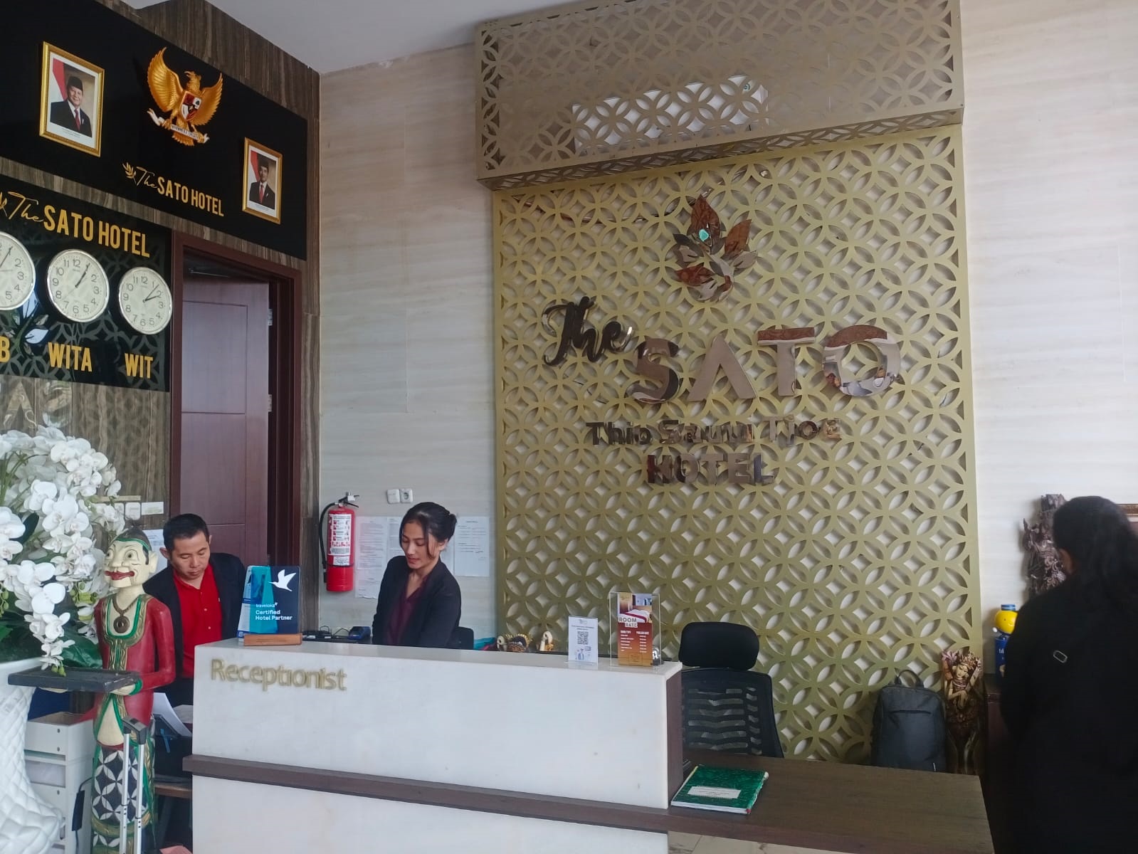 LOBBY: Tampak resepsionis The Sato Hotel telah bersiap di posnya untuk melayani pengunjung, belum lama ini.(ANDIKA TRISNA SAPUTRA/RADARPATI.ID)