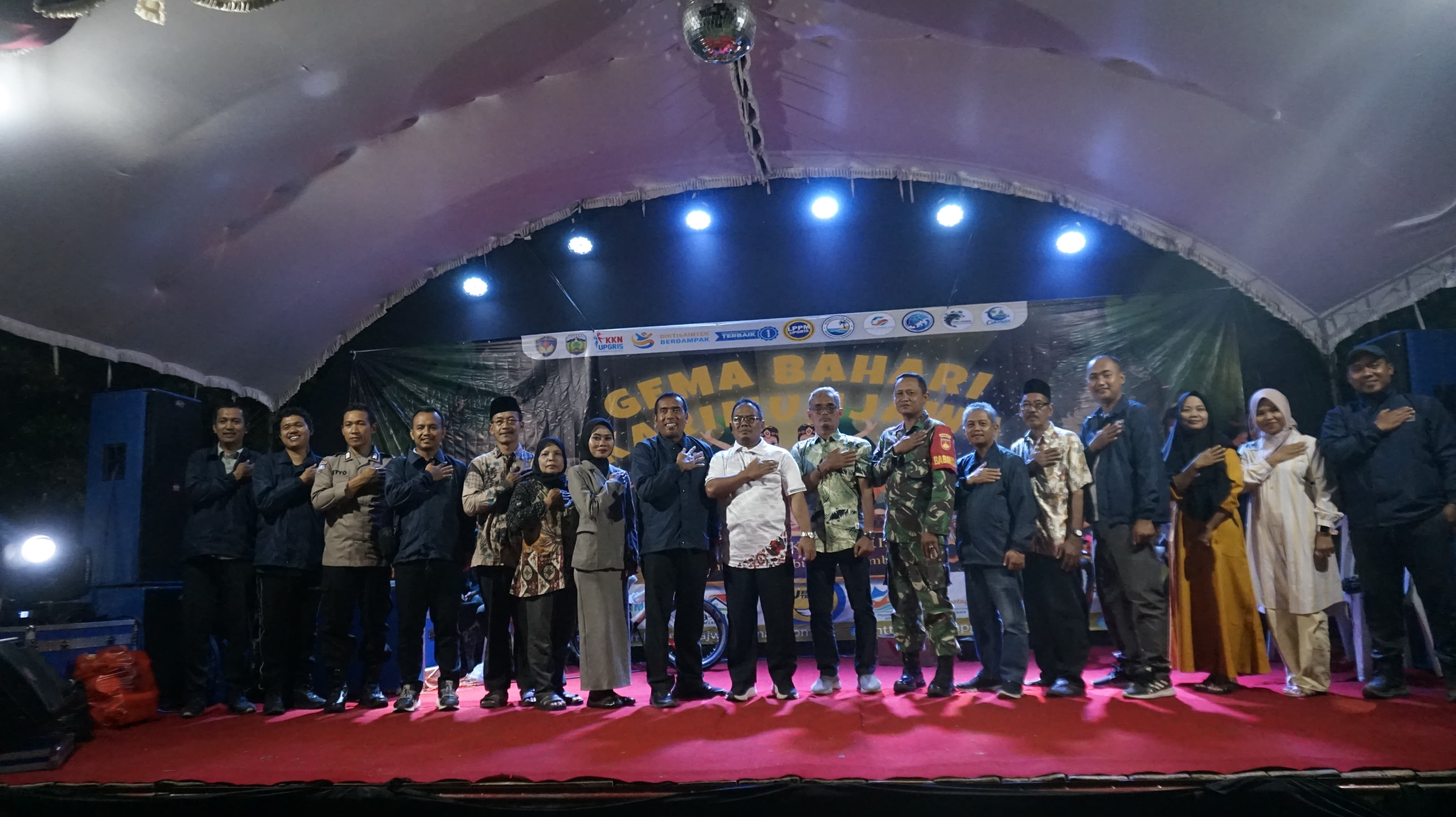 SEMARAK: Mahasiswa KKN Upgris Semarang menggelar expo UMKM dan pertunjukan seni budaya pada akhir pekan lalu.(KKN UPGRIS UNTUK RADARPATI.ID)