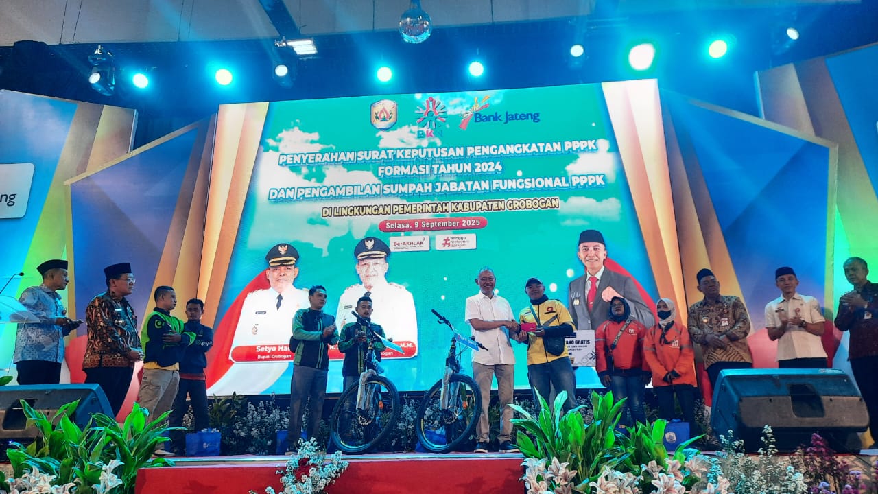 DAPAT HADIAH: Perwakilan Ojol di Grobogan mendapatkan doorprize dari Bank Jateng di Gedung Serba Guna Dewi Sri Purwodadi.(INTAN MAYLANI SABRINA/RADARPATI.ID)