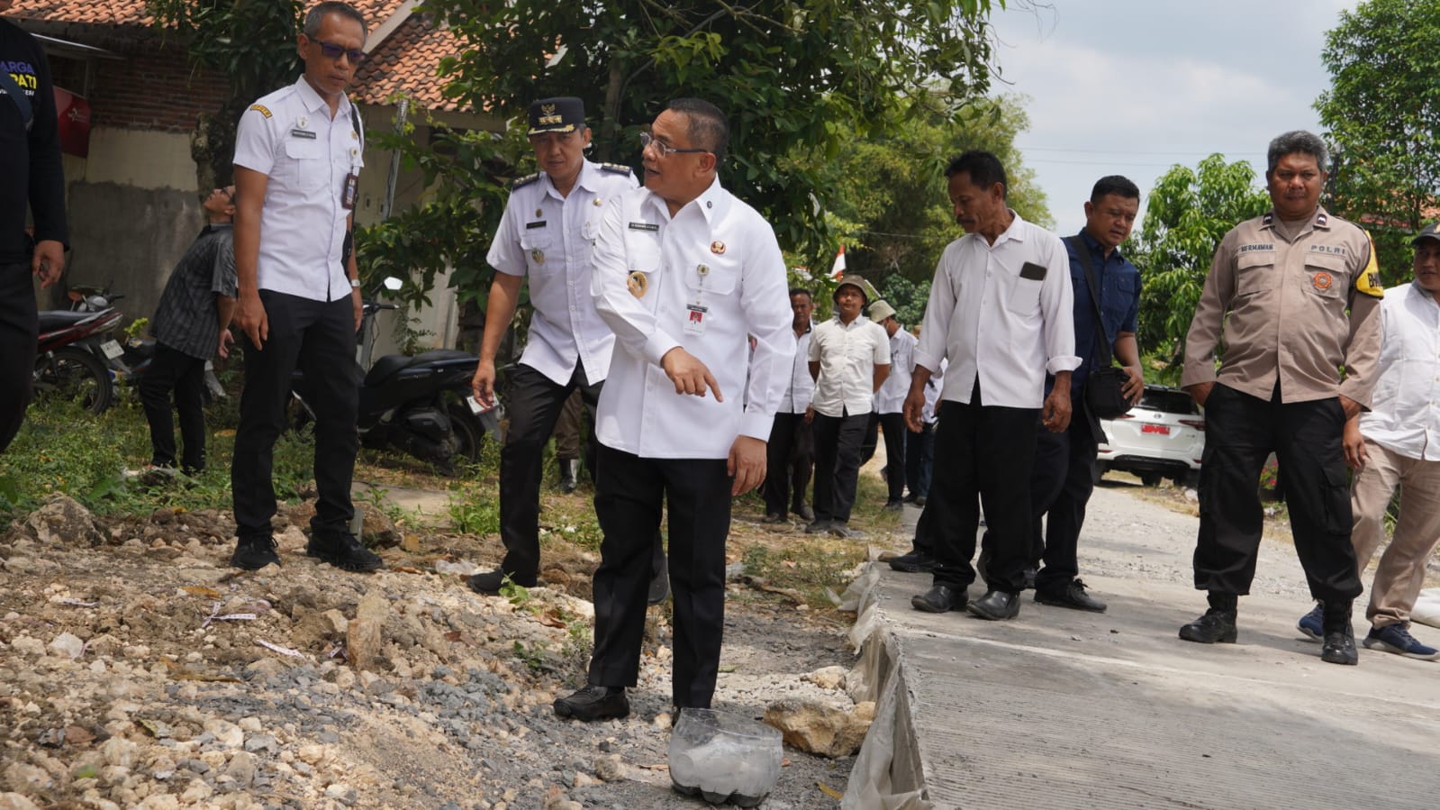 Bupati Pati Sudewo saat melakukan peninjauan perbaikan ruas jalan Kayen - Srikaton. (HUMAS PATI/RADAR KUDUS)