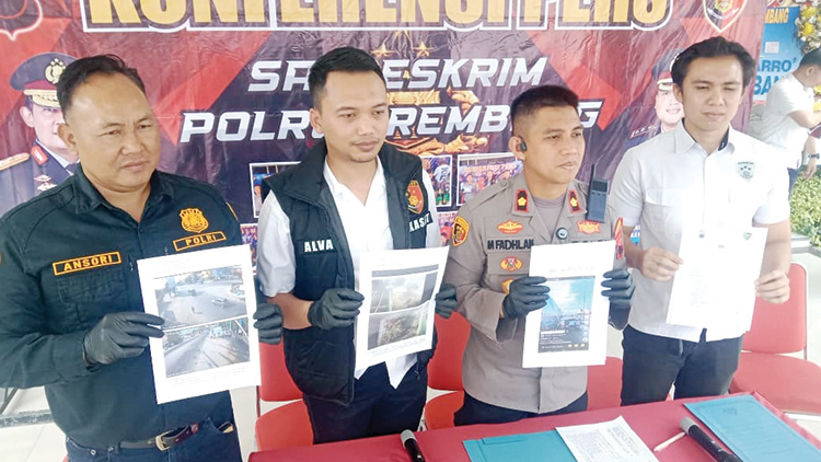 SAMPAIKAN HASIL: Polres Rembang menggelar konfrensi pers terkait hasil autopsi jenazah ASN yang ditemukan meninggal di Pantai Tasikagung.(VACHRI RINALDY L/RADARPATI.ID)