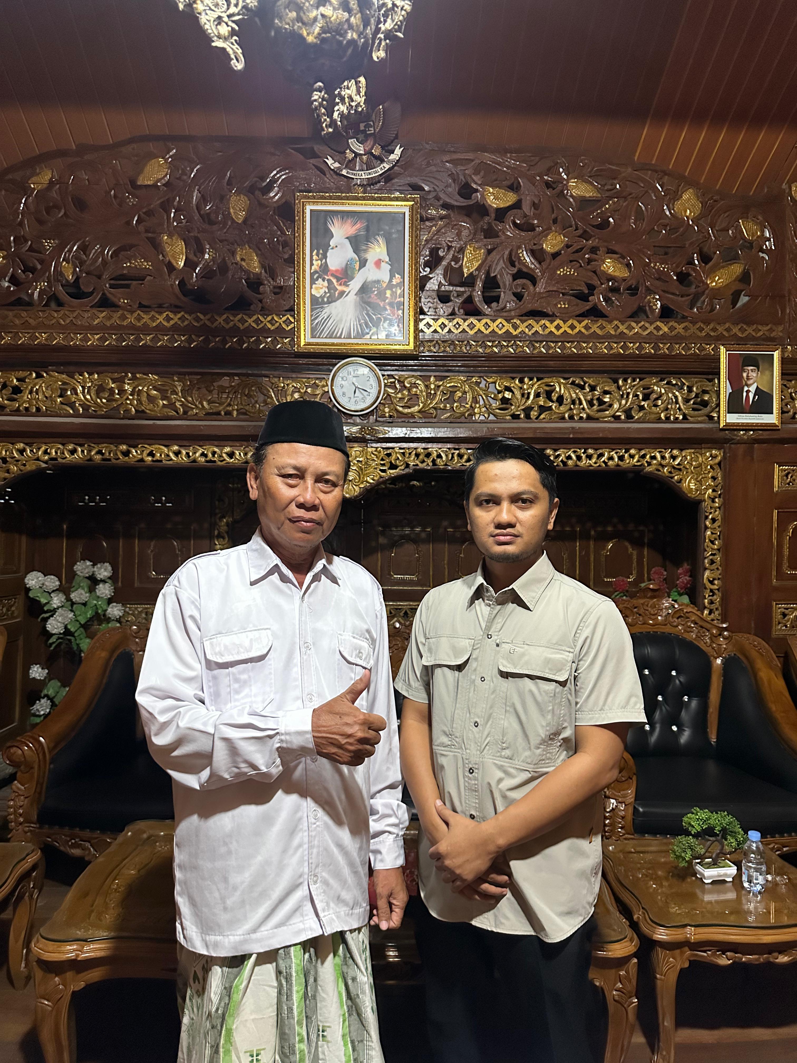 KONSULTASI: Kepala Desa Tlogomulyo, Kecamatan Gubug, Kabupaten Grobogan, Sarmo berkonsultasi dengan kuasa hukumnya dari KHHP Lawyers, Moh Harir terkait isu miring yang menerpa dirinya.