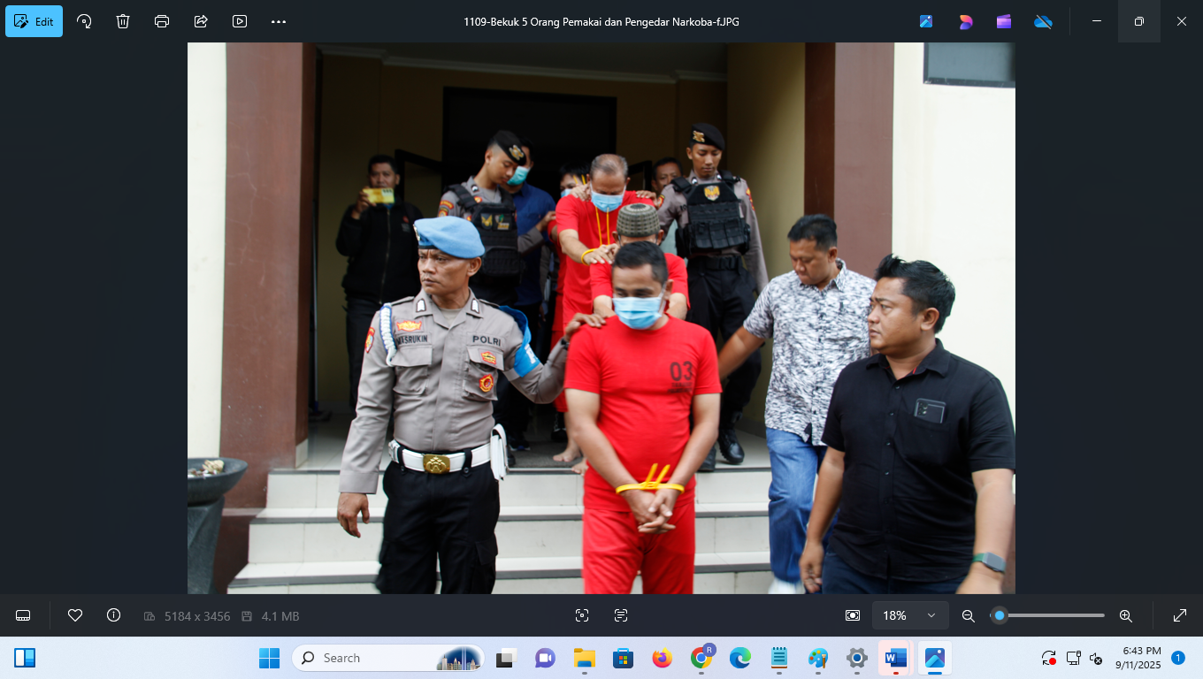Satresnarkoba Polres Jepara membekuk pengedar dan pemakai narkoba.