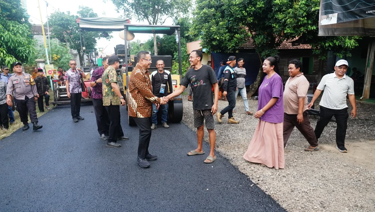 Bupati Pati Sudewo menyapa masyarakat saat meninjau perbaikan Jalan Lahar - Gunungsari. (HUMAS PATI)