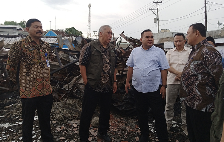 SIGAP: Bupati Blora Arief Rohman (dua dari kanan) saat beberapa waktu lalu meninjau lokasi Pasar Ngawen yang terbakar pada awal 2024. (EKO SANTOSO/RADAR PATI)