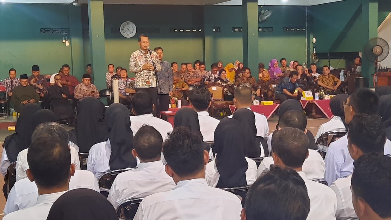 ARAHAN: Bupati Kudus Sam&rsquo;ani Intakoris memberikan sambutan di depan PPPK yang menerima SK pengangkatan.(INDAH SUSANTI/RADAR PATI)