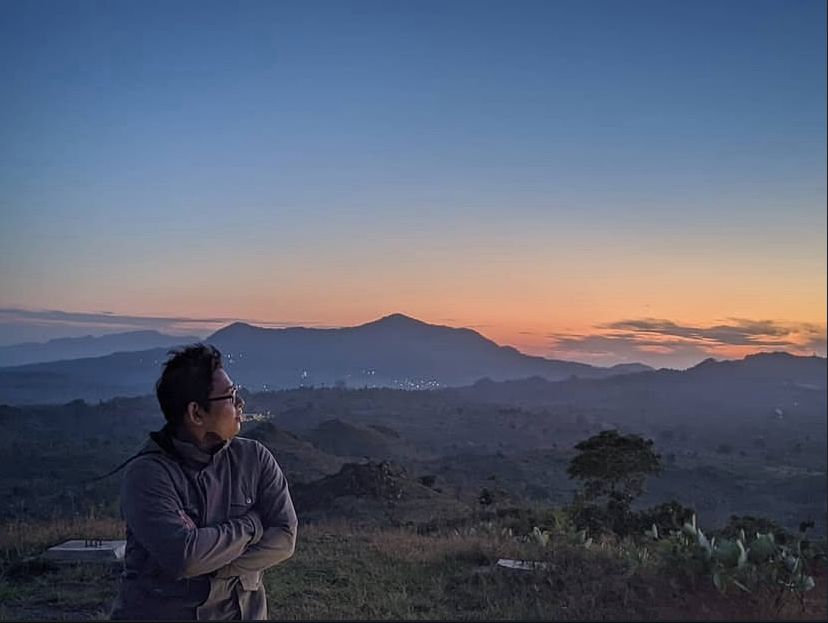 BERPOSE : Para pengunjung bukit mundri Blora mengabadikan momen mendaki di puncak paling tinggi.(PESONA MUNDRI UNTUK RADAR PATI)