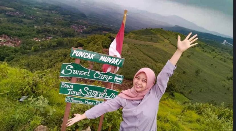 BERPOSE : Para pengunjung bukit mundri Blora mengabadikan momen mendaki di puncak paling tinggi.(PESONA MUNDRI UNTUK RADAR PATI)