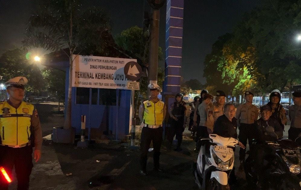 BERSIAGA: Personel polisi dari Polresta Pati berjaga di sejumlah tempat vital, di antaranya di Terminal Kembang Joyo kemarin malam.(HUMASRESTA PATI UNTUK RADARPATI)