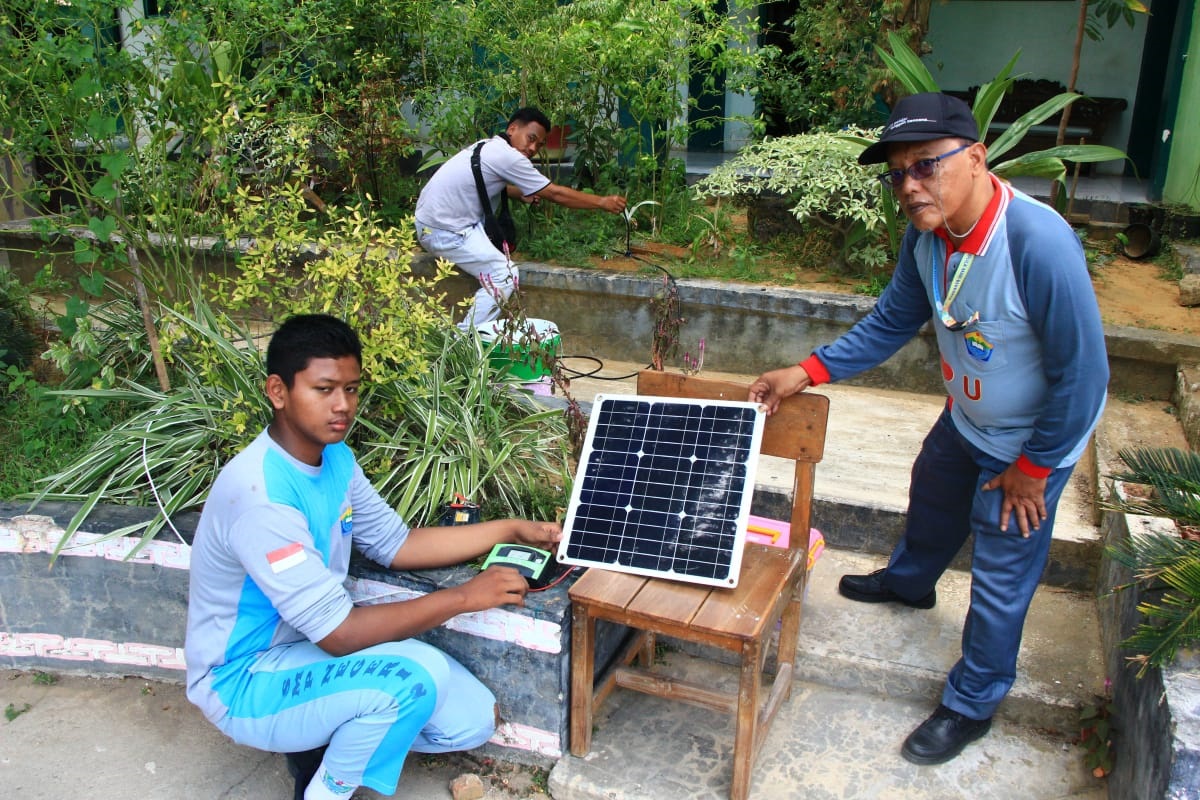 INOVASI: Anak SMPN 2 Lasem bersama guru pembimbing dan ketua Adiwiyata menunjukan kreasi alat penyiraman otomatis dari tenaga surya, kemarin.(WISNU AJI/RADAR PATI)