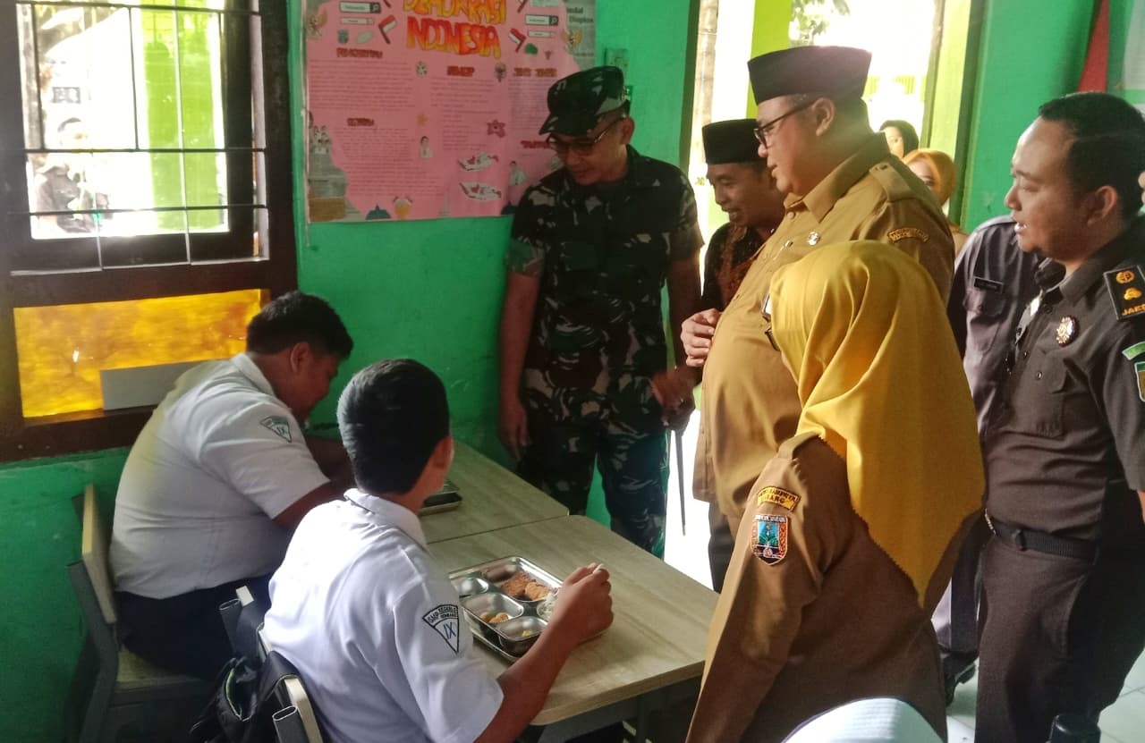 SANTAP HIDANGAN: Gus Hanies mengecek langsung pelaksanaan MBG di SMPN 5 Rembang mendapatkan menu MBG, Senin (15/9).(VACHRI RINALDY/RADAR PATI)
