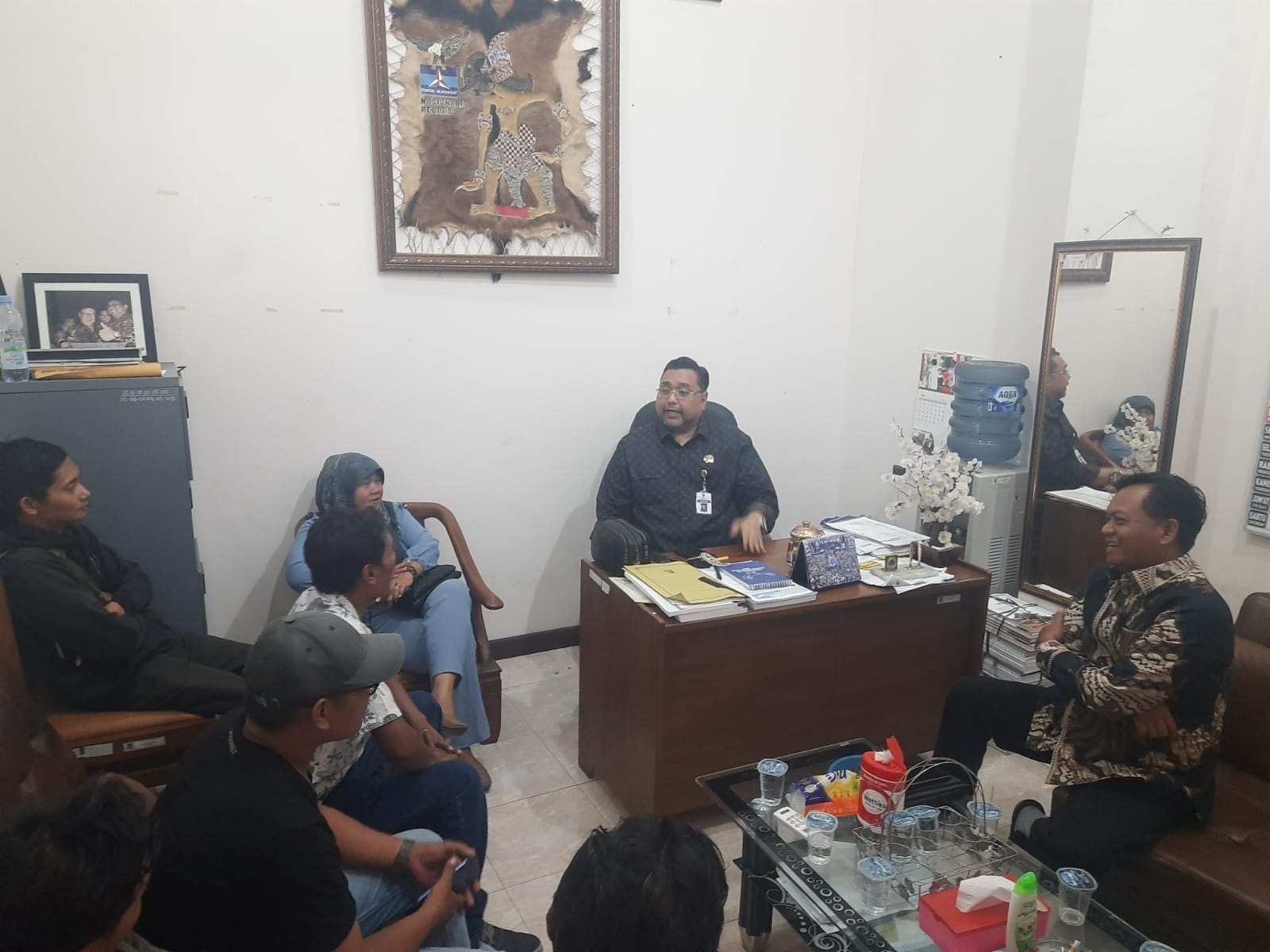 DISKUSI: Aliansi masyarakat mendatangi anggota DPRD Pati Joni Kurnianto di Kantornya kemarin.(ANDRE FAIDHIL FALAH/RADAR PATI)