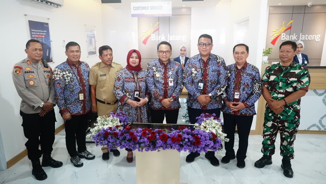 Wakil Bupati Pati Risma Ardhi Chandra saat meresmikan gedung baru Bank Jateng KCP Kayen. (ACHMAD ULIL ALBAB/RADAR KUDUS)