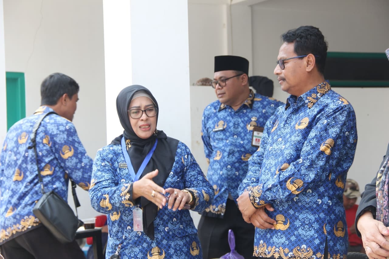 INSPEKSI: Bupati Rembang dan Wakil Bupati, Harno-Hanies bersama Komisi 4 DPRD dan Dinas Pendidikan mengecek proyek revitalisasi SD dan SMP kemarin.(PROKOPIMDA UNTUK RADAR PATI)